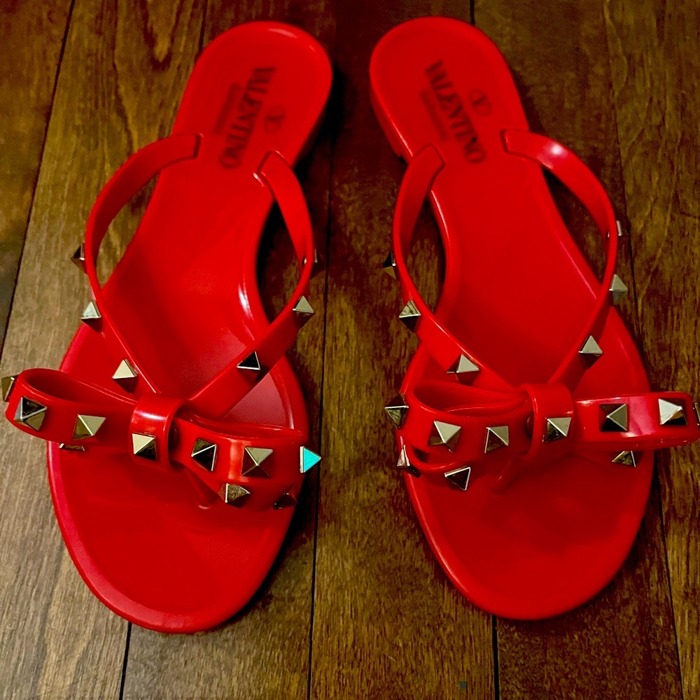 Valentino Garavani rockstud bow jelly flip flops in red 36
